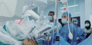 മെഡ്ബോട്ട് ടൂമൈ റോബോട്ട് ഉപയോഗിച്ച് ശസ്ത്രക്രിയ നടത്തി കുവൈത്ത് മെഡിക്കൽ സംഘം