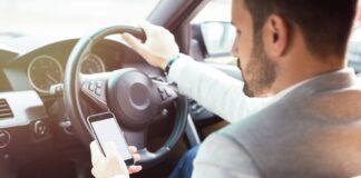 വാഹനമോടിക്കുമ്പോൾ ഫോൺ ഉപയോഗിച്ചാൽ 300 ദിനാർ വരെ പിഴ; ഒപ്പം തടവ് ശിക്ഷയും